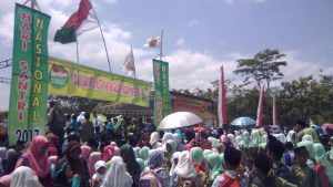 Ribuan Santri Cilik Lantunkan Syubbanul Wathan  dengan Lantang Sepanjang Jalan Kecamatan Ngadiluwih