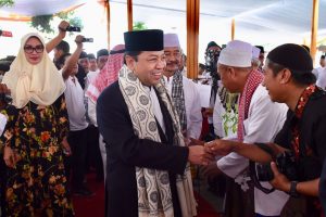 Bersarung, Novanto Hadiri Peringatan Hari Santri Nasional di Probolinggo