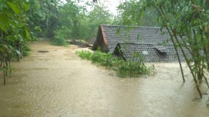 Siklon Tropis Cempaka Sebabkan Banjir, Longsor dan Puting Beliung