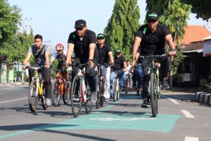 Kediri Resmikan Jalan Warna Hijau Bergambar Sepeda