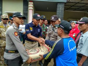 Polres Situbondo Salurkan Bantuan Material untuk Korban Banjir di Lereng Argopuro