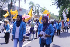 Ratusan Aktifis Menolak UU MD3, DPRD Banyuwangi Dikasih Kopi