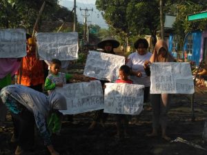 Ibu-Ibu  Dan Remaja Serta Anak-Anak Bayeman Lakukan Aksi Di Jalan