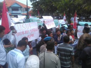 Ratusan Massa Luruk Pemda, Kantor BKPSDA Disegel PEndemo