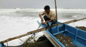 Nasib Nelayan Terancam Gelombang