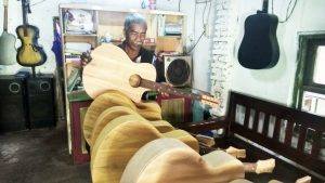 Unik, Kakek Tua Ini Mampu Buat Alat Musik Gitar Dari Bahan Bambu