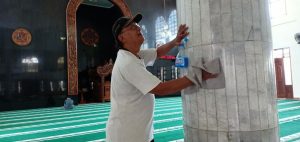 Salut, Komunitas Ini Rutin Bersihkan Masjid