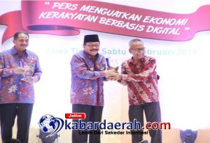Penghargaan Digital Award Di Raih oleh Pakde Karwo dalam Puncak HPN 2019