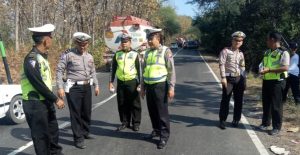 Polisi Olah TKP Kecelakaan Beruntun Libatkan 6 Kendaraan