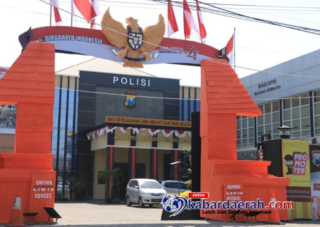 Peringati HUT  RI  74 Polres Kediri Dirikan Gapura Cantik Di 