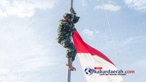 Aksi Nekat Anggota TNI Diujung Tiang Bendera Saat Upacara Berjalan