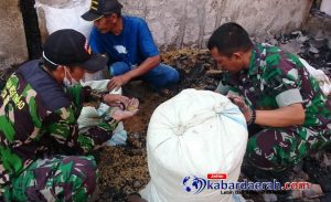 Bantu Korban, Babinsa Koramil Kalitidu Dan Warga Gotong-Royong Lakukan Pembersihan Puing-Puing Kebakaran