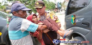 “Polisi Dulure Dewe” Kapolres Bojonegoro Bantu Korban Rumah Roboh Di Balen