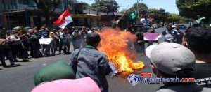 Aksi Demo HMI Bakar Keranda Di Depan Gedung DPRD Situbondo