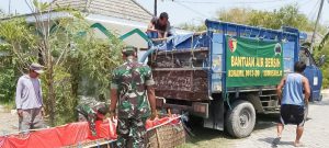 Truck Engkel Koramil Sumberejo Pasok Bantuan Air Bersih Ke Dusun Temas