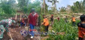 Pasca kejadian bencana Alam,Anggota Koramil 0808/17 laksanakan Karya bhakti