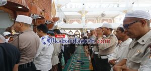 Kapolres Sampang Melaksanakan Sholat Gahib di Masjid Agung Untuk Almarhum KH Solehuddin Wahid