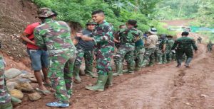 Tangan-Tangan Kekar Satgas Pindahkan Batu Dengan Cepat