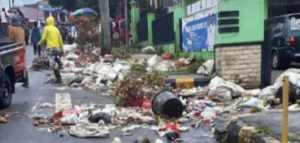 Warga Desa Kayukebek-Tutur Murka Dengan Membuang Sampah Depan Kantor Kecamatan 
