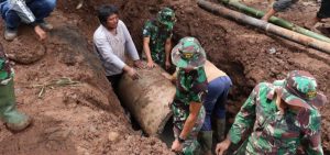 Bersama Warga TNI Turunkan Buis Gorong – Gorong Di Sasaran TMMD