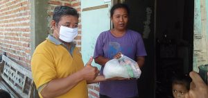 Komunitas Medsos Bagikan Sembako Kepada Masyarakat Yang Terdampak Pandemi Corona