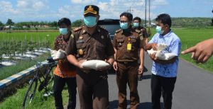 Turun Ke Sawah Bagikan Sembako, Kejari Situbondo Sisihkan Gaji Dua Bulan di Tengah Pandemi Corona