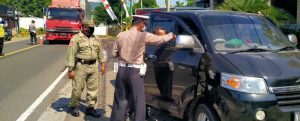 Abaikan Stay At Home, Dua Mobil Tujuan Bali Dan Surabaya Instruksikan Putar Balik