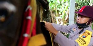 Seorang Polisi Di Madiun Memiliki Cara Unik, Berkuda Dalam Sosialisasi Kamtibmas
