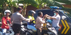 Upaya Memutus Penyebaran Covid 19 Kanit Binmas Polsek Camplong Bersama Tokoh Masyarakat Taddan Bagi Bagi Masker
