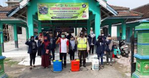 Bhabinkamtibmas Desa Tangguh Ini Lakukan Penyemprotan Disinfektan Bersama Mahasiswa