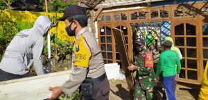 Jalin Sinergitas TNI – Polri Kerja Bakti Bongkar Rumah Warga