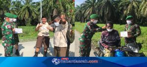 Cegah Penyebaran Covid-19 Satgas Pamtas Yonif 312/KH Bagikan Masker Gratis Kepada Pengguna Jalan.
