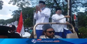 Dengan Sholawat Hendy-Gus Firjaun Menuju Gerbang KPU Jember Untuk Memberikan Berkas Pendaftaran Calon Bupati