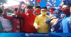 Pasangan Muda Milenia Salam – Ifan Berangkat Menuju Ke KPU Dengan Bagi Bagikan Masker