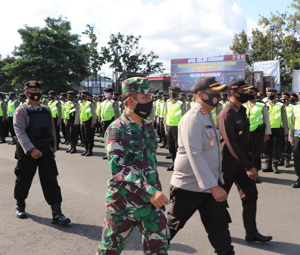 Kasdim Dampingi Kapolres Tulungagung Pimpin Apel Gelar Pasukan Pengamanan Pengesahan Warga Baru ...