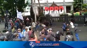Tolak Omnibus Law, Gedung DPRD Kota Malang Jadi Sasaran Demonstran