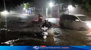 Akibat Hujan Deras Jalan Kota SitubondoTergenang Air, Banyak Sepeda Motor Mogok