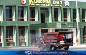 Korem 081/DSJ Kerahkan Mobil BPBD Kota Madiun Semprotkan Disinfektan