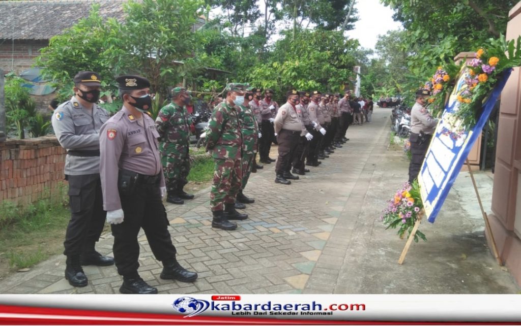 Turut Bela Sungkawa, Anggota Personel Koramil 0806/03 Durenan Hadiri Acara Pemakaman Anggota Polri