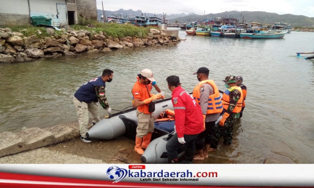Banbisa Ramil 0801/11 Donorojo Bantu Evakuasi Penemuan Mayat Laka Laut.