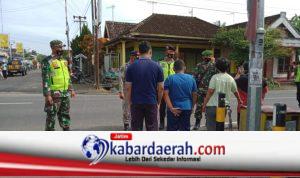 Tekan Penyebaran Covid-19, Pos Ramil Tipe 0808/12 Selopuro Gelar Operasi Penegakan Disiplin Protkes