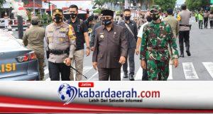 Seusai Apel Pelaksanaan PPKM, Kodim 0808/Blitar Gelar Operasi Yustisi di Depan Aloon-Aloon Kota Blitar