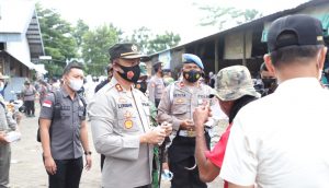 Antisipasi Penyebaran Covid,Kapolres Kediri Blusukan Bagikan Ribuan Masker di Pasar