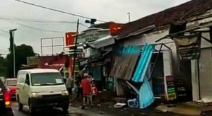 Pasar Desa Sraten di Terjang Angin Puting Beliung, Akibatkan Banyak Bangunan Rusak Parah