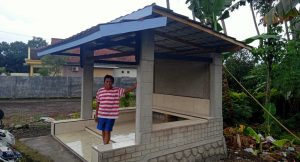 Tanamkan Jiwa Gotong Royong TOMAS Dusun Tulungreja Renovasi Pos Kampling Secara Swadaya.