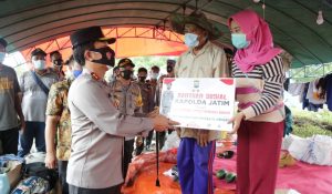 Kapolda Jatim Tinjau Posko Kesehatan di Jombang, Serta Berikan Bantuan Sosial ke Korban Banjir