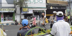 Antisipasi penyebaran Virus Covid- 19, Kapolres Pasuruan Kota Terus Bagikan Masker