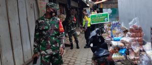 Koramil 0806/03 Durenan Bersama Polsek Bersinergi Tertibkan Pengunjung Pasar Durenan Tetap Pakai Masker