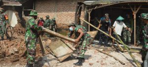 Rumah Warga Roboh Akibat Gempa Bumi, Kodim 0802/Ponorogo Kerja Bakti Sampai Tuntas
