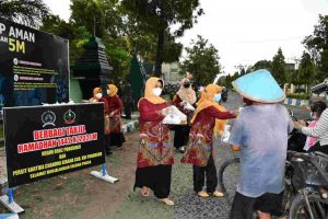 Ramadhan di Tengah Pandemi, Kodim 0802/Ponorogo dan Persit Bagi Bagi Takjil